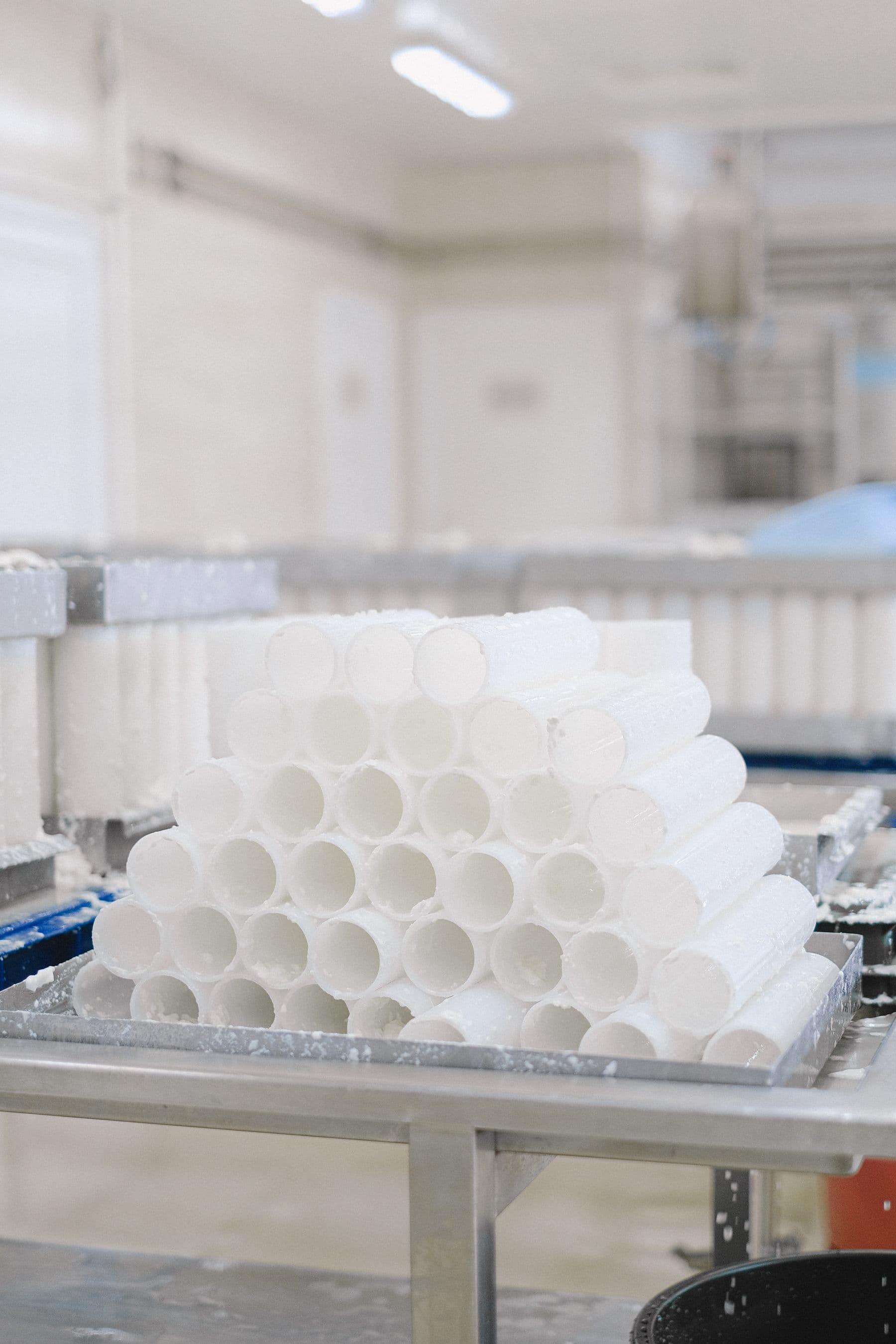 Plastik üretim hattında sıralanmış beyaz ambalaj parçaları